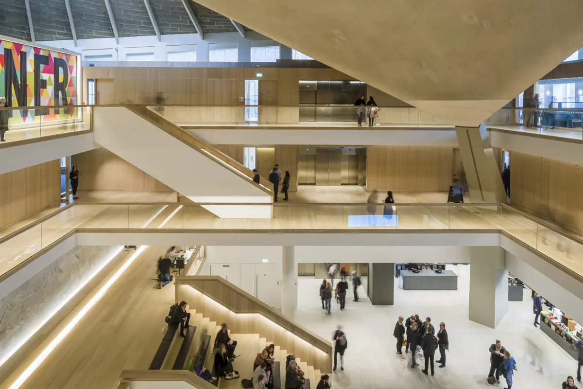 בחזית הביקורות של מוזיאון העיצוב בלונדון עומד האדריכל -מעצב