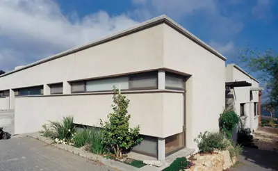 מבחוץ נראה הבית ישראלי בעיצובו, ועם זאת כל כך צנוע בגובהו