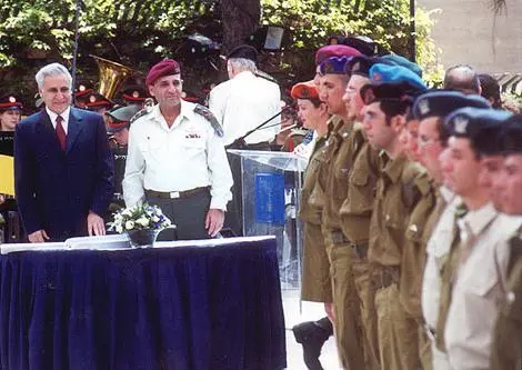 חלוקת תעודות לחיילים מצטיינים בבית הנשיא. אולי במקום טקסים - מעשים?