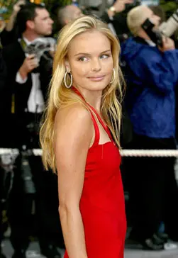 קאן 2004. הו לא, פה היא נראית אמריקאית. זה לא טוב בלונדינית באדום