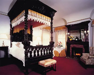 מיטה מגולפת מהמאה ה- 17 בסוויטת דון ג'ובאני