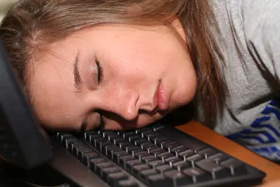 נרדמת על מחשב