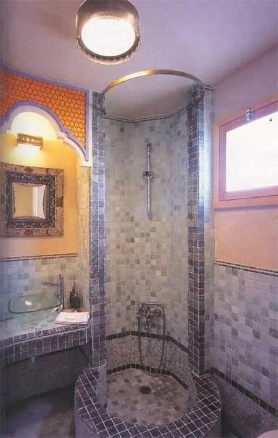חדר האמבטיה בקומה העליונה, שומר על השפה העיצובית של הבית כולו