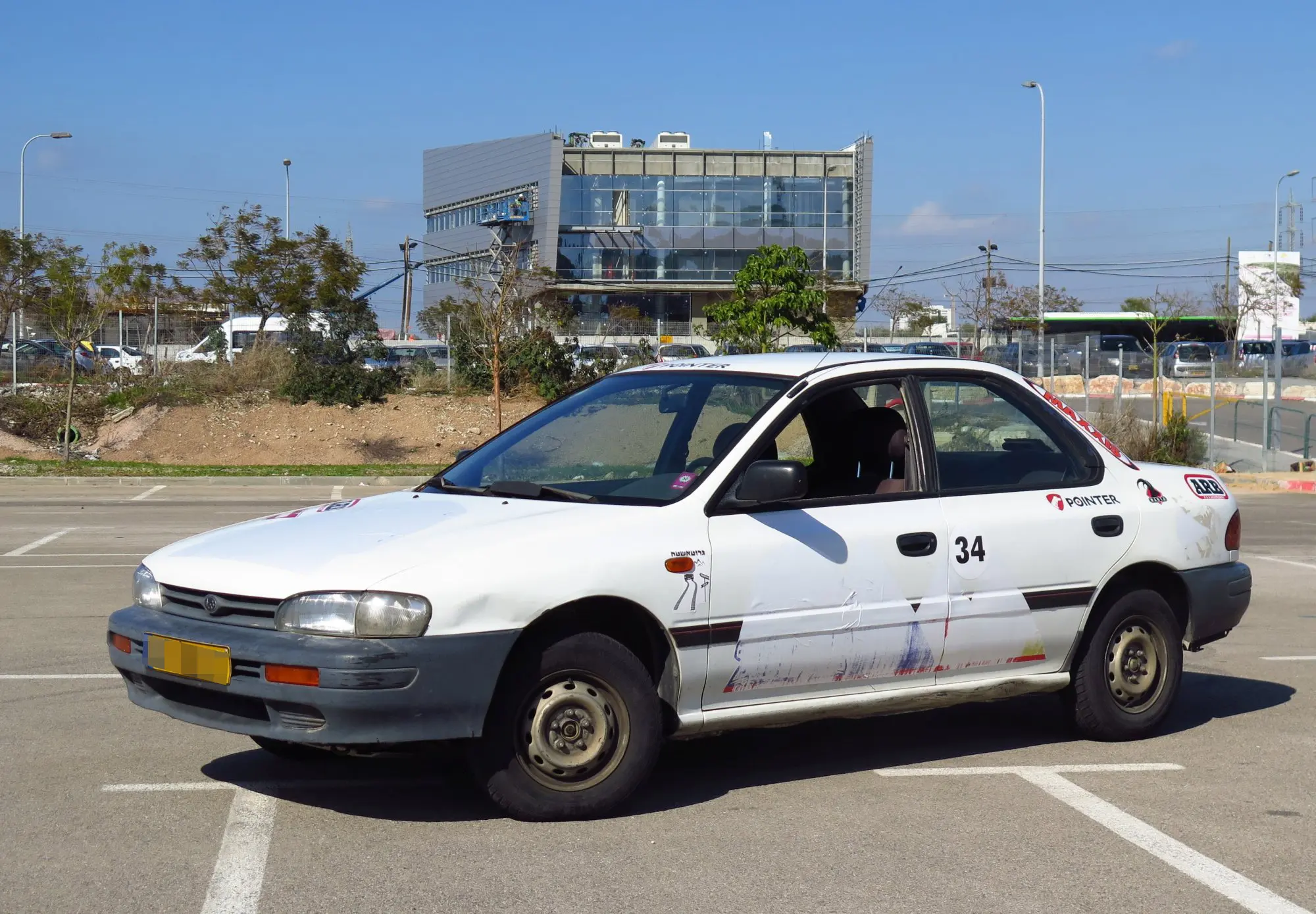 את הדפיקה בכנף הקדמית קיבלתי עם האוטו... אני אחראי לכיפופי הגחון