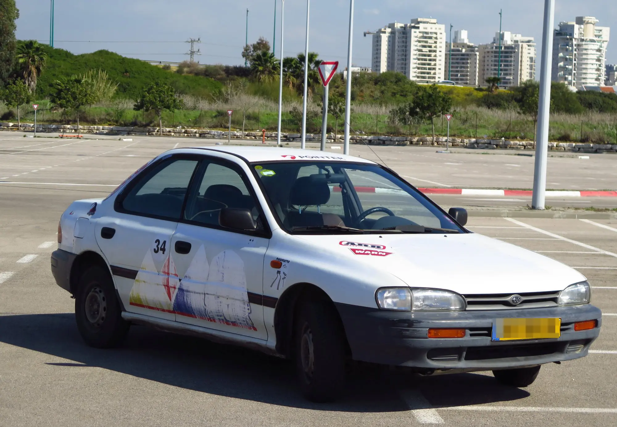 המדבקות דהו ללא תקנה אבל המכונית יכולה להמשיך לשרת בנאמנות, שנים לא מעטות