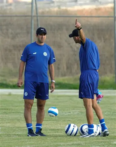 בין כל האירועים הסוערים, הוא מנסה להעמיד קבוצת כדורגל לקראת מוקדמות גביע האלופות. רוני לוי