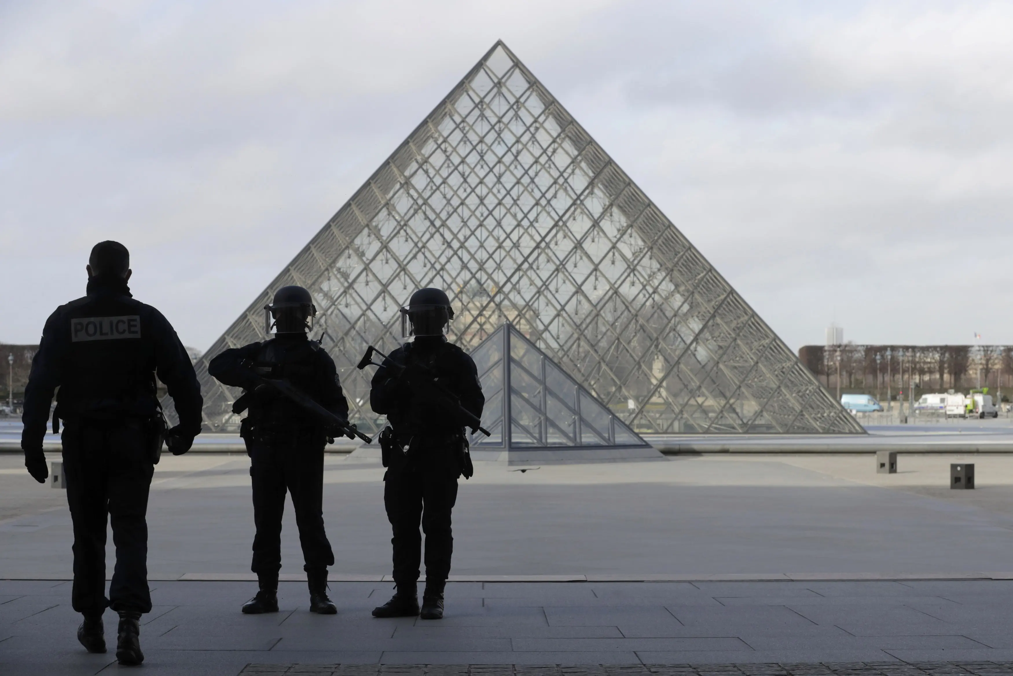 כוח משטרה צרפתי במוזיאון הלובר שבפריז, אתמול