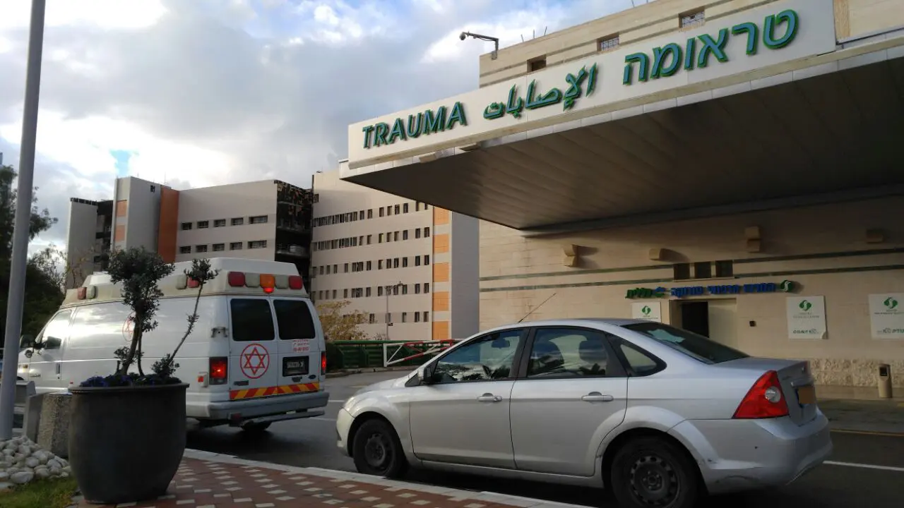 פינוי הפצועים מתאונת הדרכים בצומת הרוחות, בית חולים סורוקה באר שבע. 15 בפברואר 2017