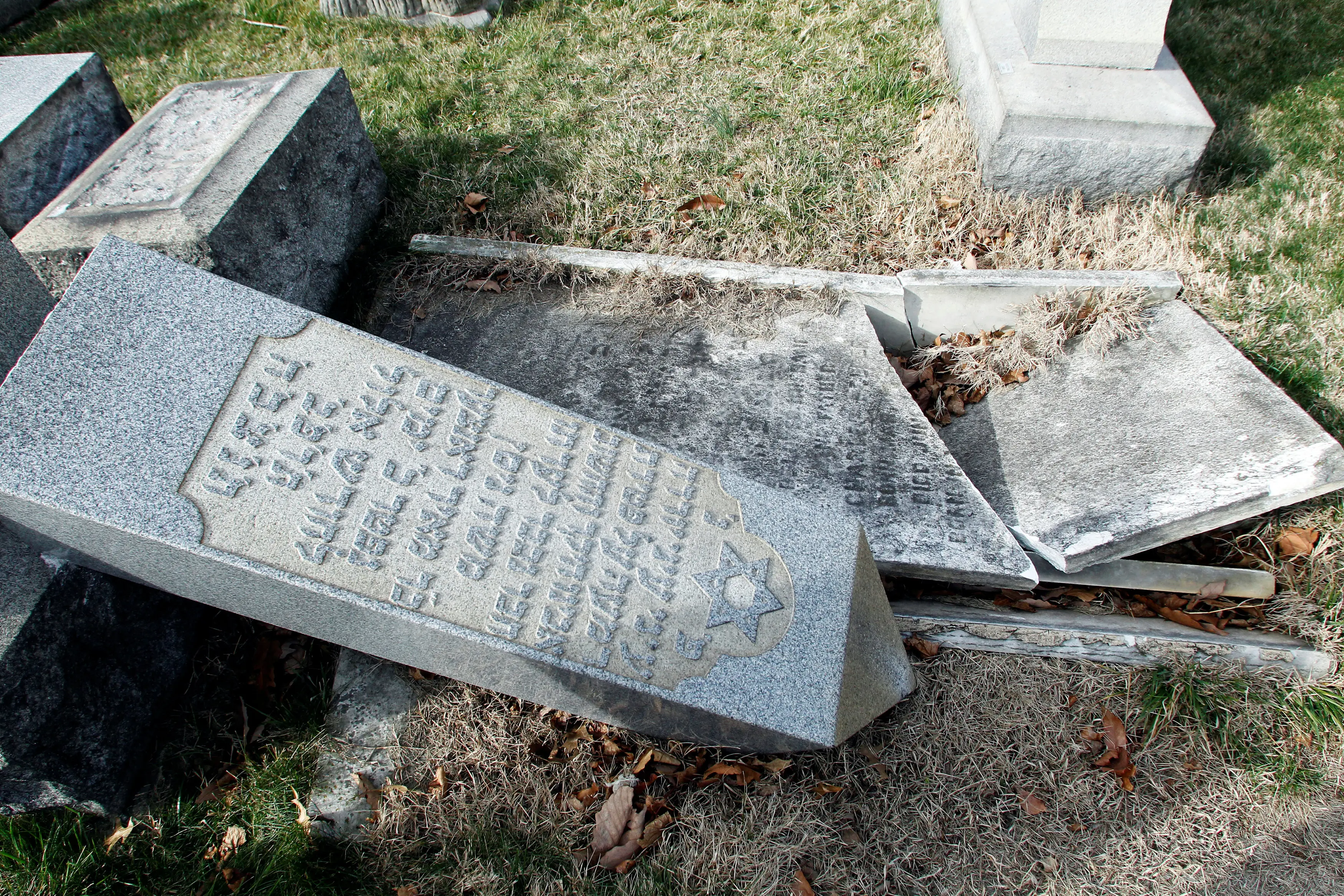 המצבות בבית הקברות היהודי שחוללו בפילדלפיה