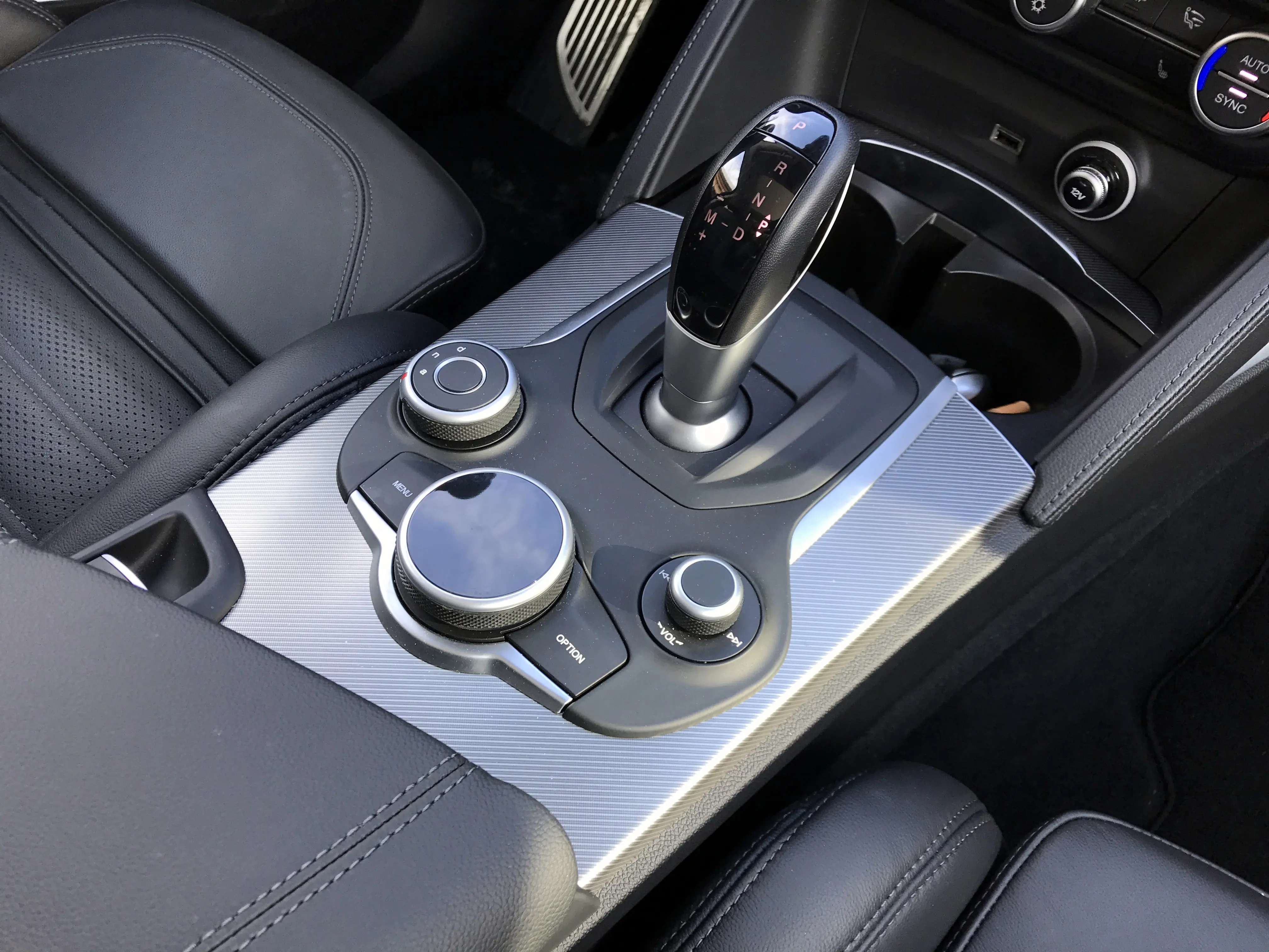 שלושה כפתורים, הימני לווליום, החוגה הגדולה שולטת במערכת המולטימדיה והשמאלית משמשת את בורר מצבי הנהיגה
