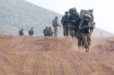 חיילי צה"ל יוצאים ממרון א-ראס ביום ה-18 ללחימה