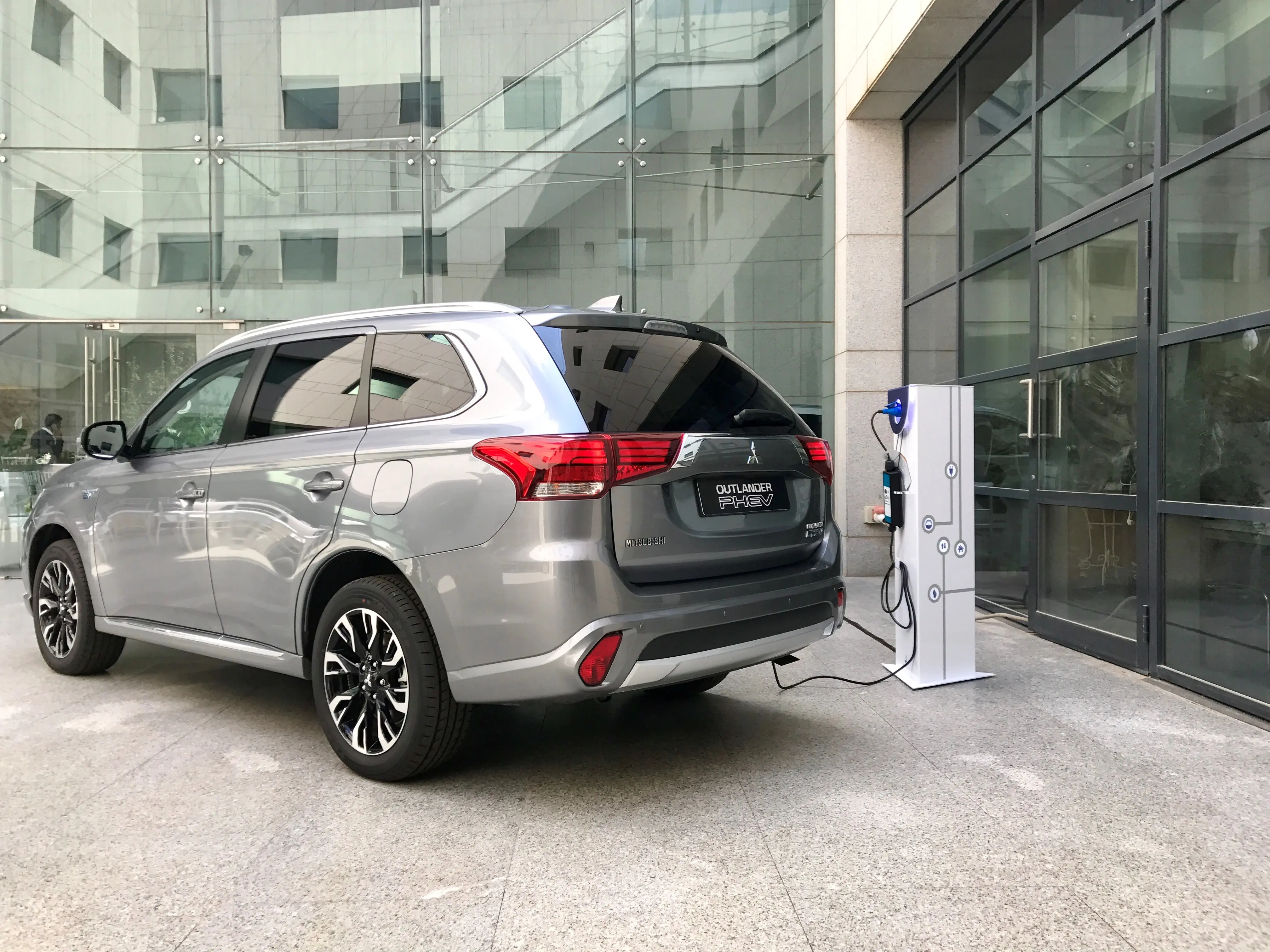 מיצובישי אאוטלנדר phev