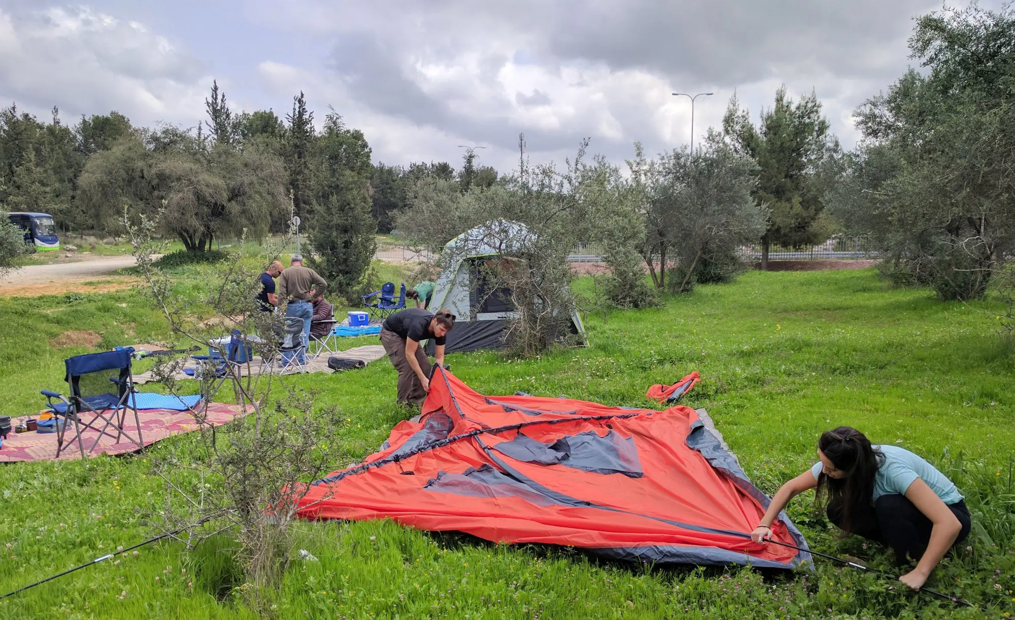 ציוד המחנאות צריך להיות נוח ועמיד, אבל גם קל להרכבה והעמסה לתא המטען  גם אם אתם חמישה אנשים במכונית מיני