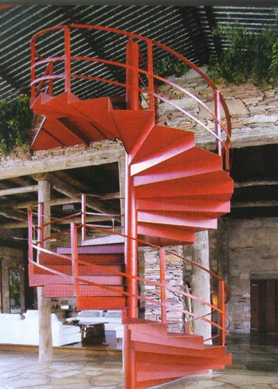 שתי הקומות מחוברות בשני גרמי מדרגות, אחד מכל צד