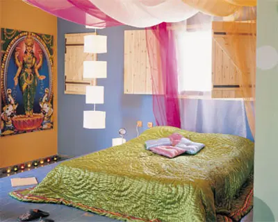 שקעים צבועים בכתום בחדר השינה, על רקע בדי השיפון הצבעוניים ותריסי הפלסטיק שצופו בעץ