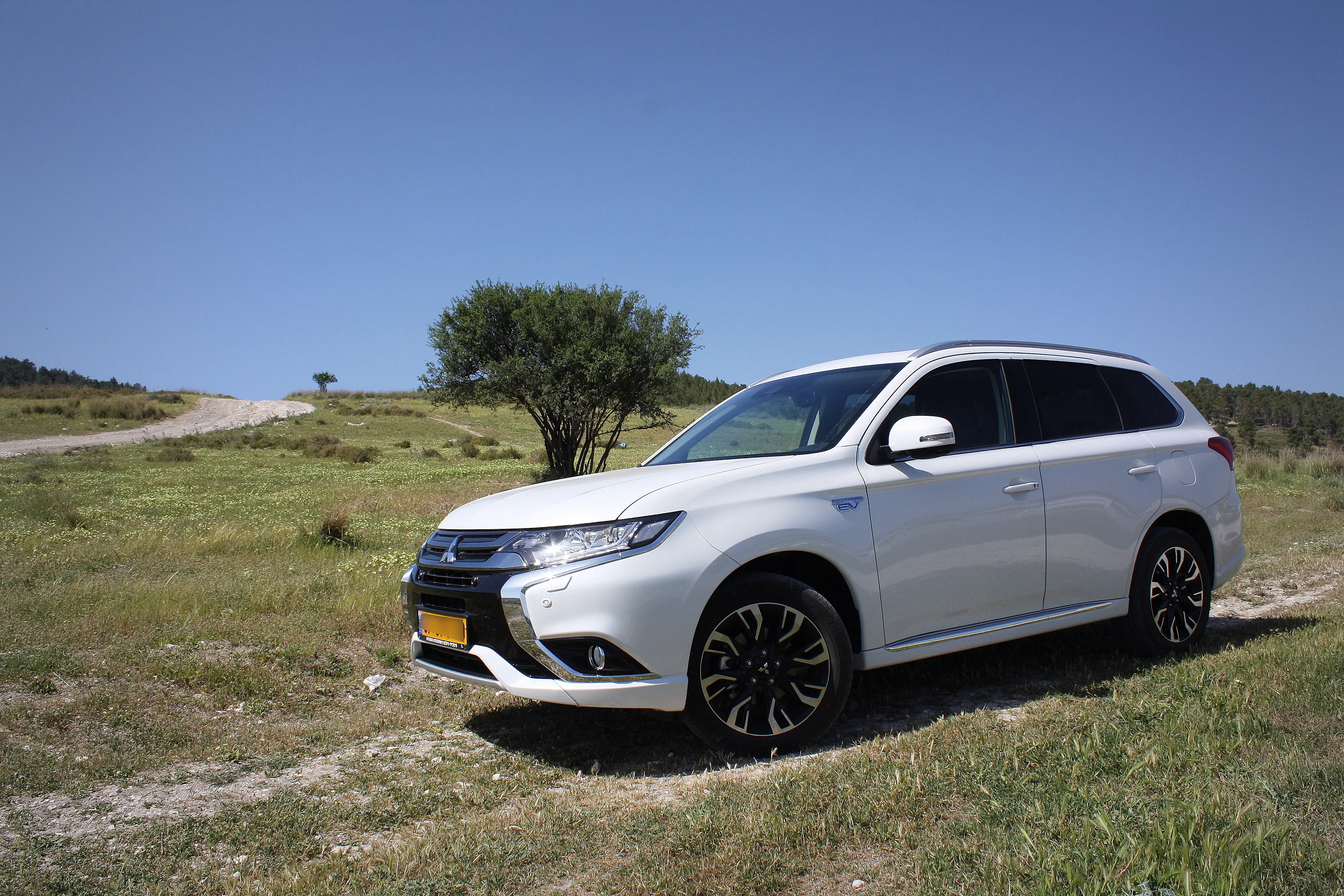 מיצובישי אאוטלנדר PHEV - עד 40 ק"מ בכוח החשמל בלבד