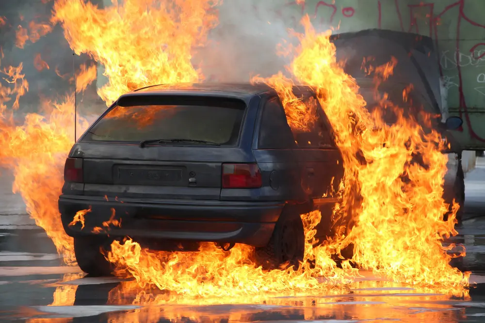 מכונית עולה באש