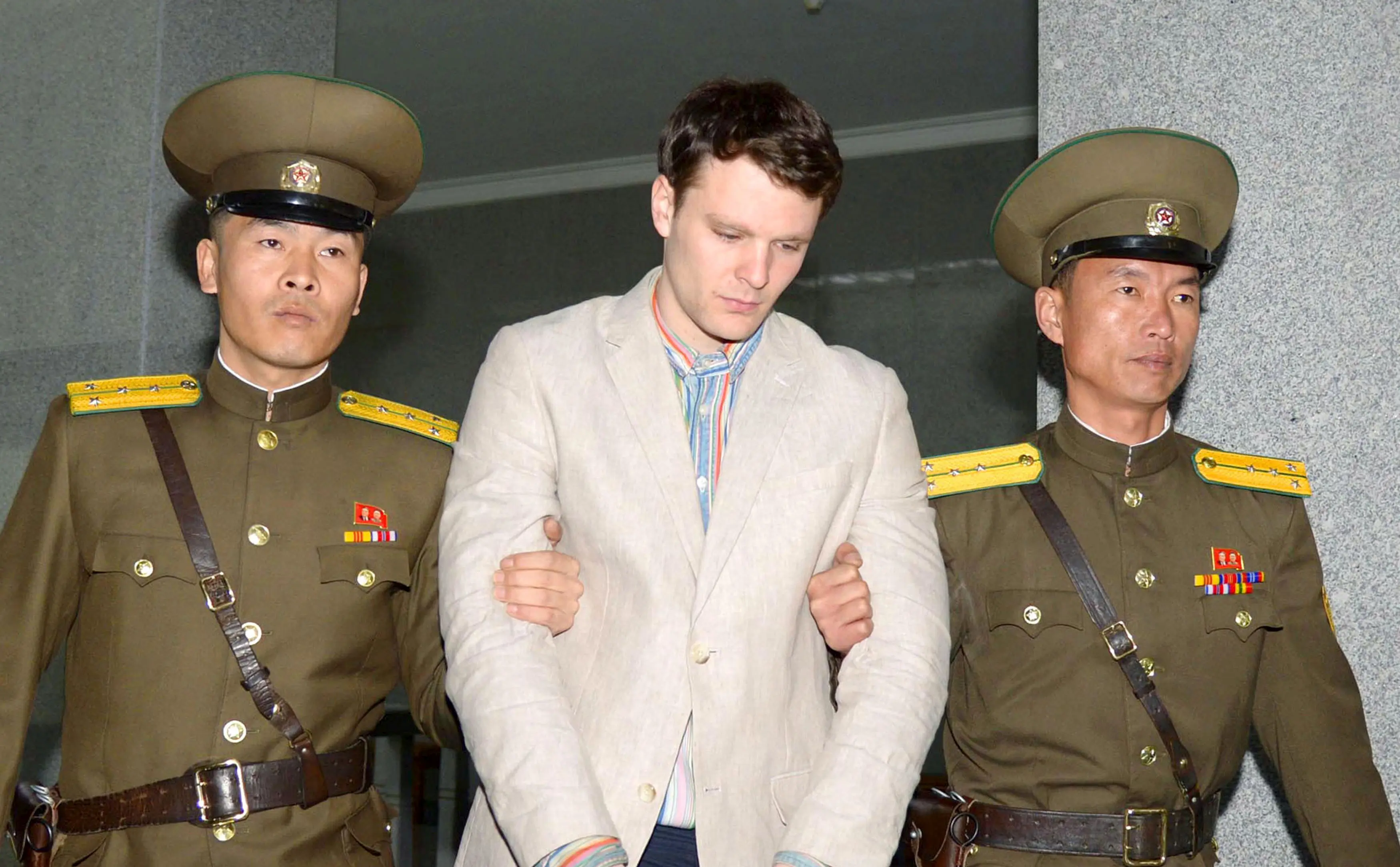 אוטו וורמבייר, סטודנט אמריקני, מובל למעצר בקוריאה הצפונית, מרץ 2016