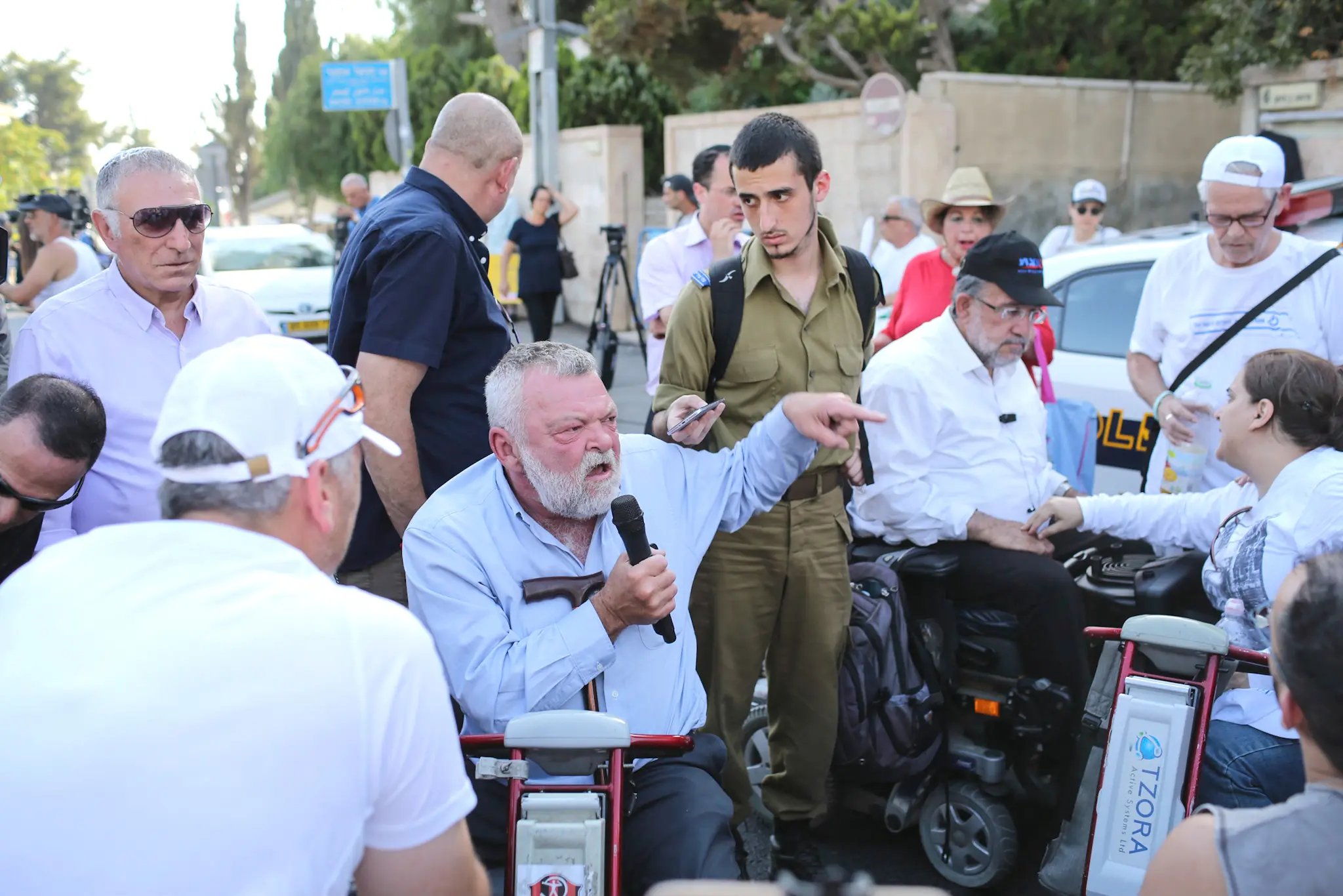 ח"כ גילאון בהפגנה