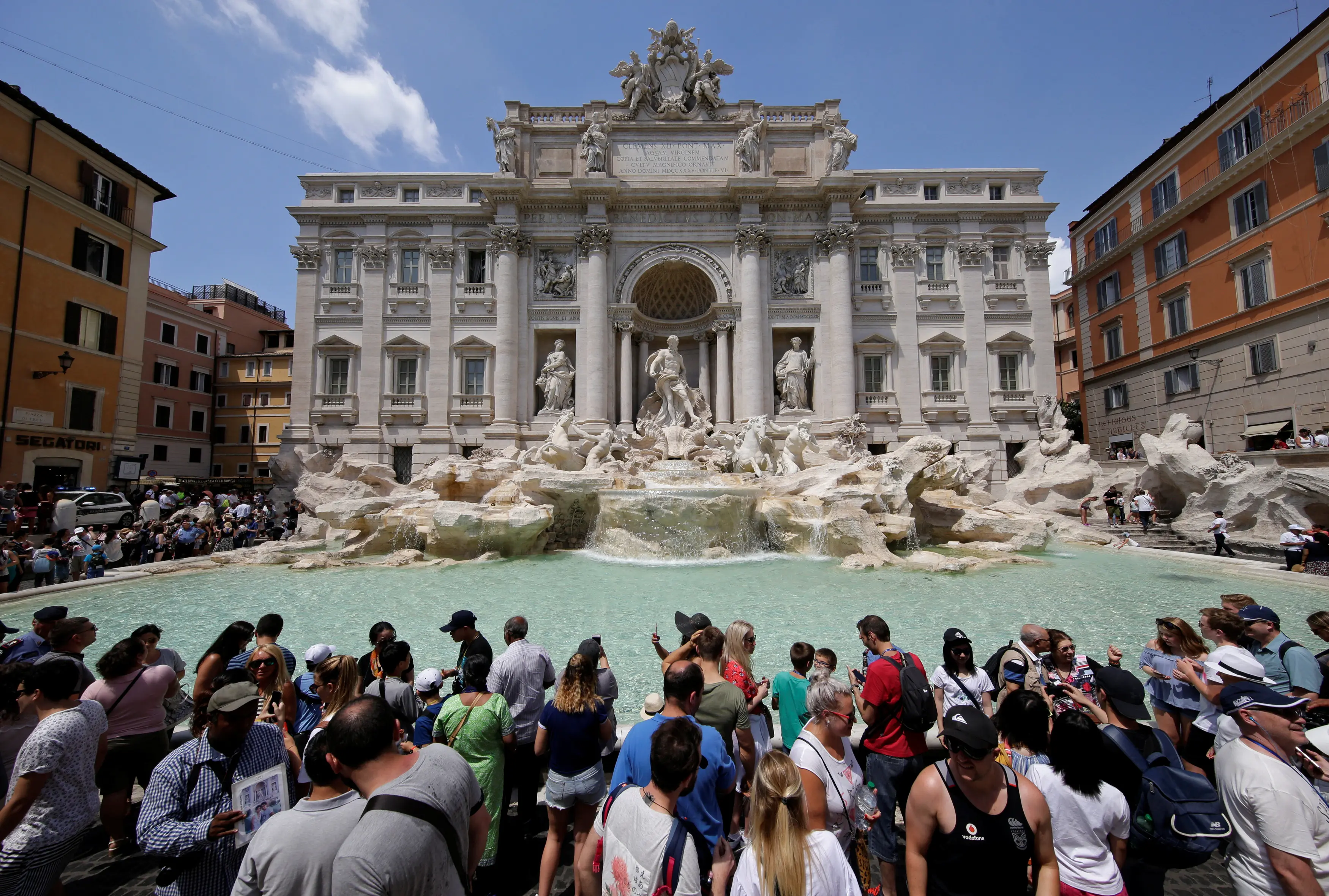 תיירים מול מזרקת טרבי ברומא, איטליה, 25 ביולי 2017