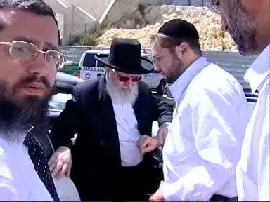 הרב עובדיה בדרכו לבית החולים לפני כשבועיים