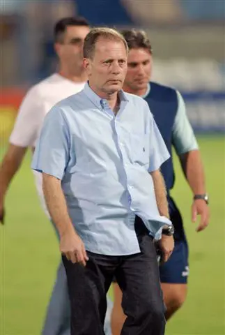 עם הפנים לקהל. פוזמנטיר