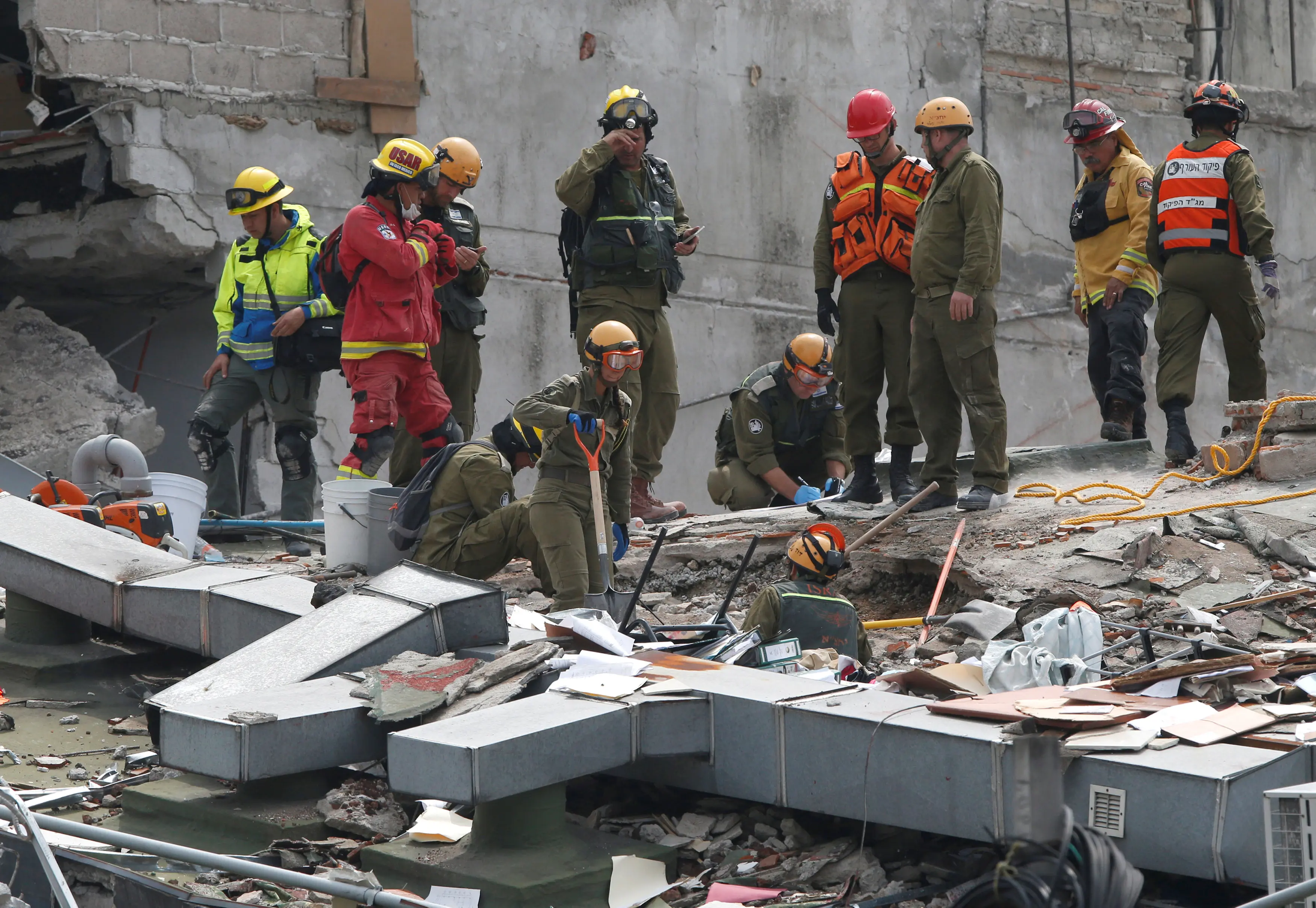 כוחות חילוץ ישראליים ומקסיקניים פועלים בין ההריסות במקסיקו סיטי לאחר רעידת האדמה, 21 בספטמבר 2017