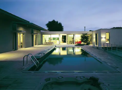 אגפי הבית השונים מסודרים  סביב בריכת השחייה, המשמשת כחצר פנימית מסורתית
