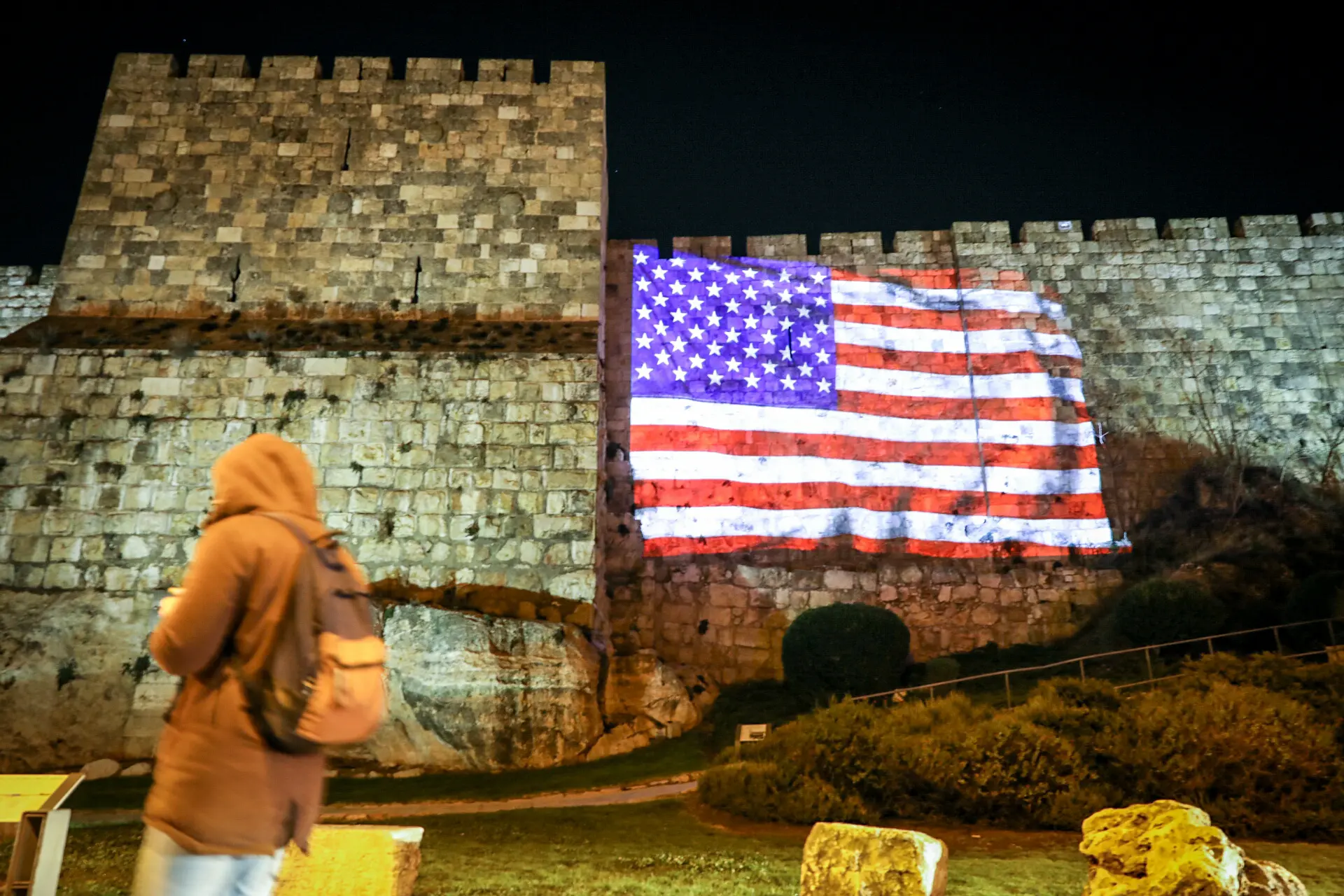 דגל ארה"ב על חומות העיר העתיקה, אמש לאחר נאום טראמפ