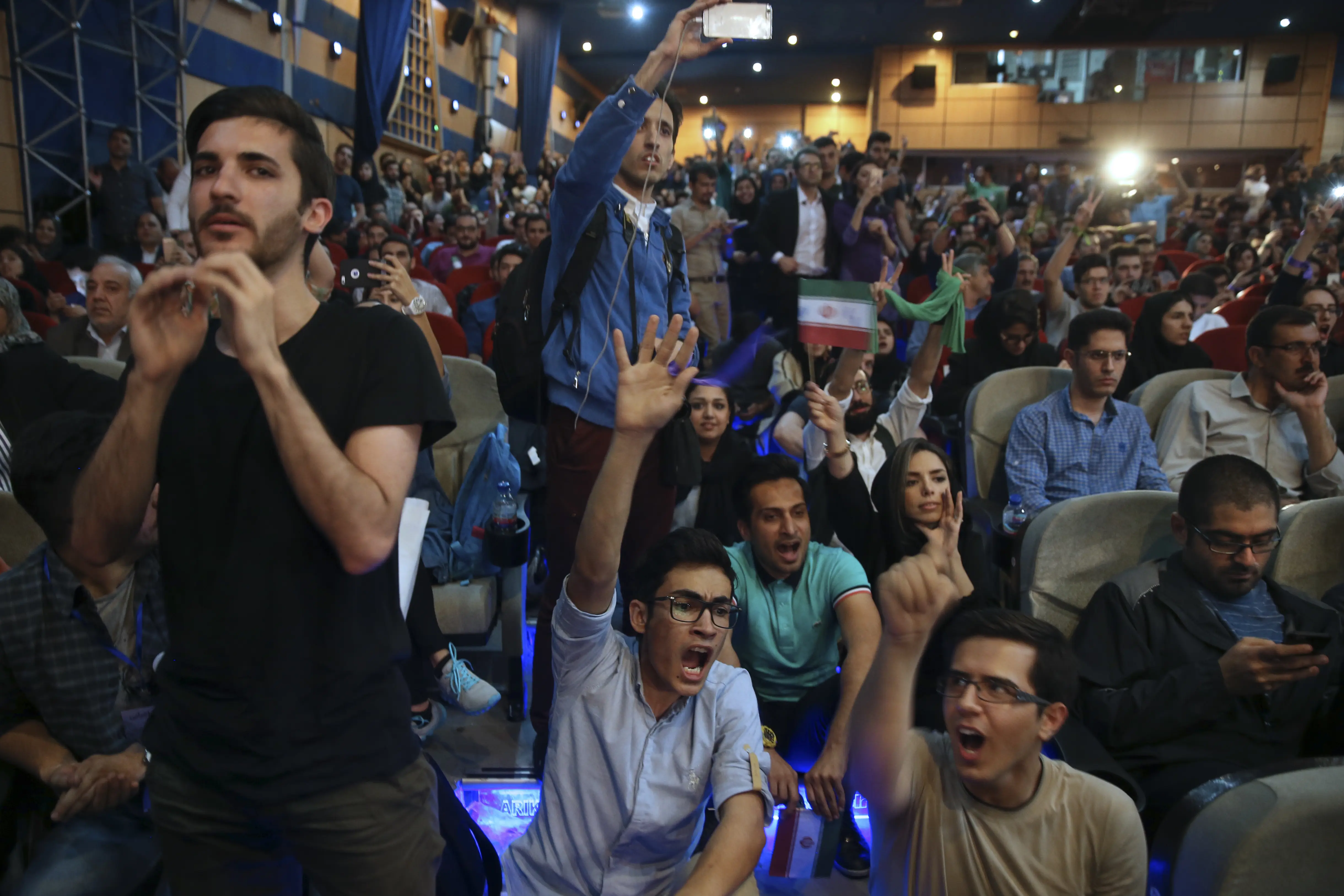 צעירים איראנים חוגגים את ניצחון רוחאני