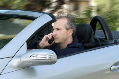 יוצאות יצרניות הרכב בקריאה רוגשת לאסור את השימוש בטלפונים ניידים בזמן נסיעה