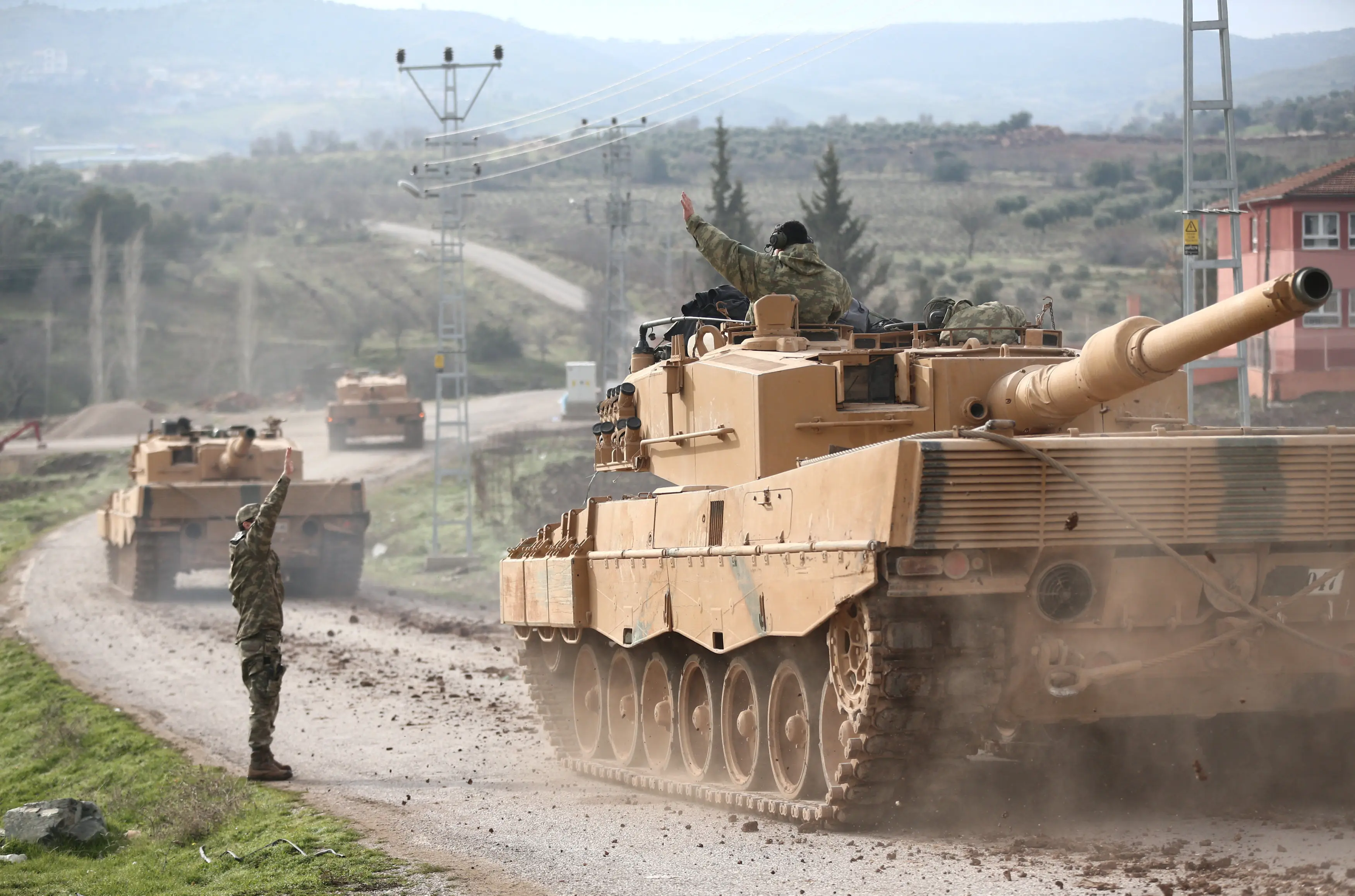 שיירה של צבא טורקיה מגיעה לכפר הסמוך לגבול עם סוריה, 21 בינואר 2018