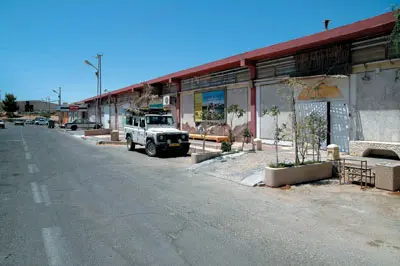 אזור התעשייה של מצפה רמון והכניסה להאנגר