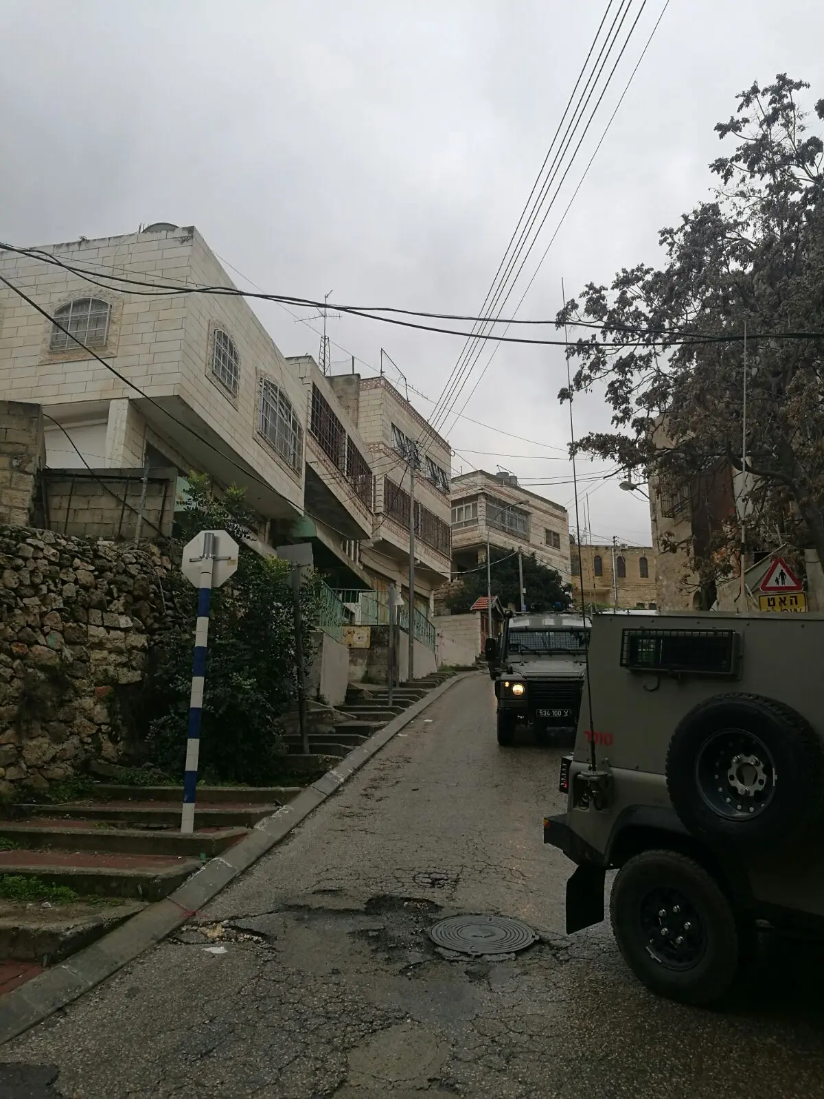 מעברים שהוצבו בלב השכונות הפלסטיניות לבידוק פלסטינים ואיתור מחבלים