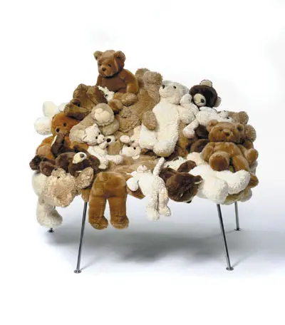 כורסת דובונים מ-2004, בעיצוב האחים קמפנה. נמכרה בשנה שעברה בסותבי'ס ב-66 אלף דולר
