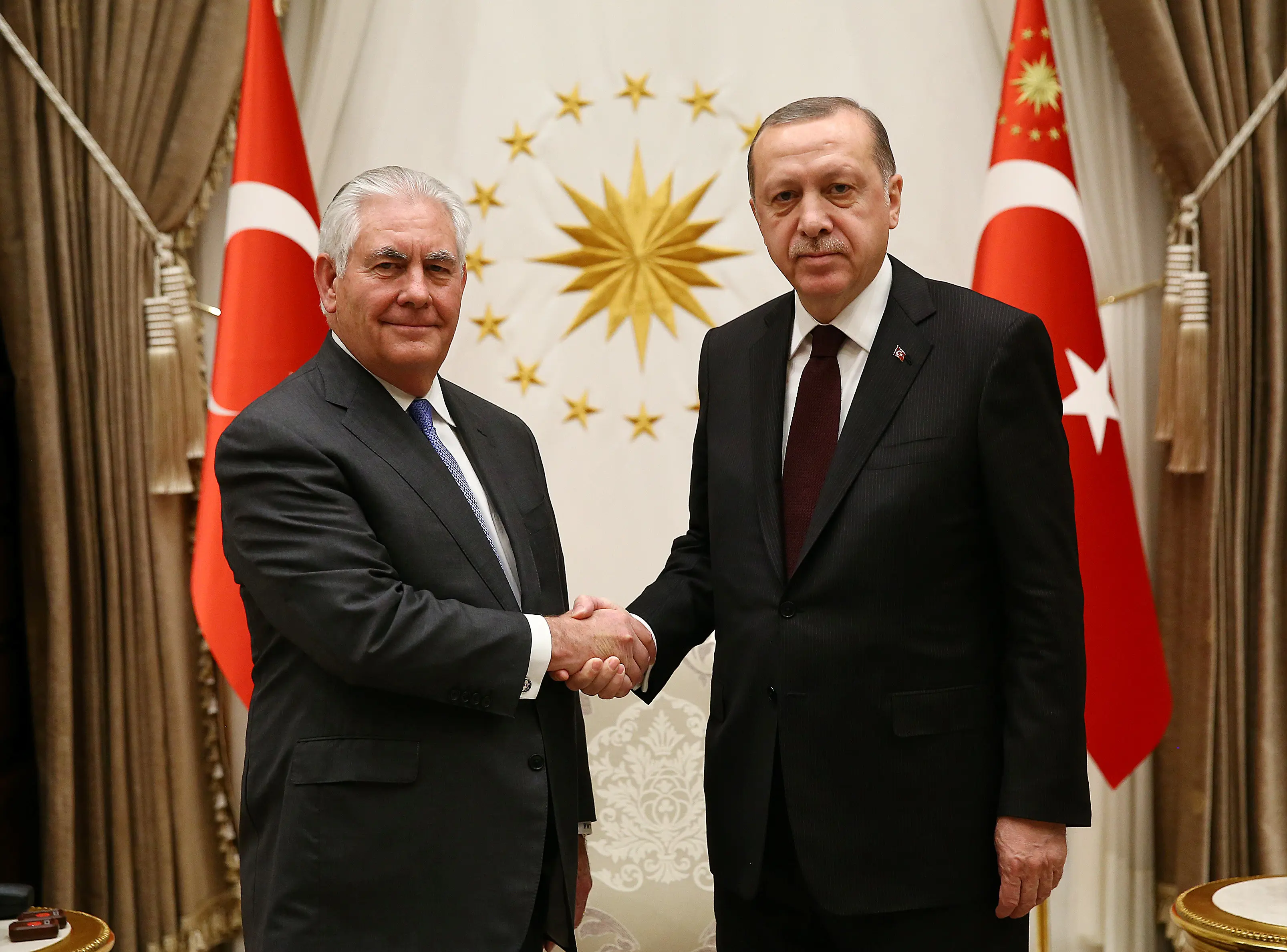 נשיא טורקיה ארדואן עם שר החוץ של ארה"ב טילרסון באנקרה, 15 בפברואר 2018