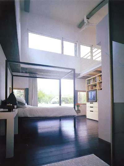 חדר השינה של ההורים בעל גובה כפול עם גלריה