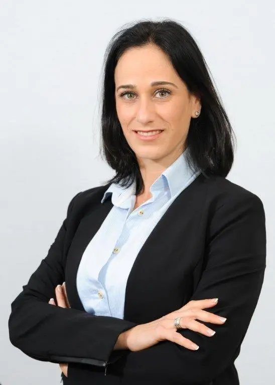 עורכת הדין דפנה סירוטה הולנדר, מנהלת מחלקת נדל"ן במשרד עו"ד צבי שוב