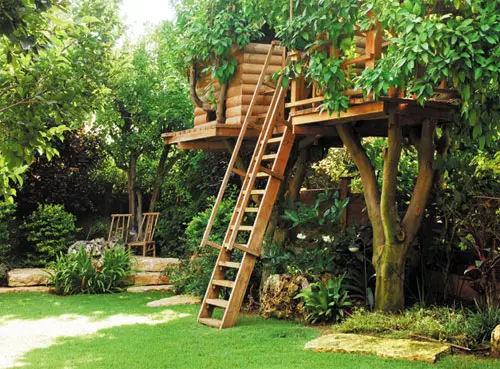 בית על העץ בגינה בהוד השרון. אפשר להוסיף מגלשות, סולמות, חבלים ונדנדות