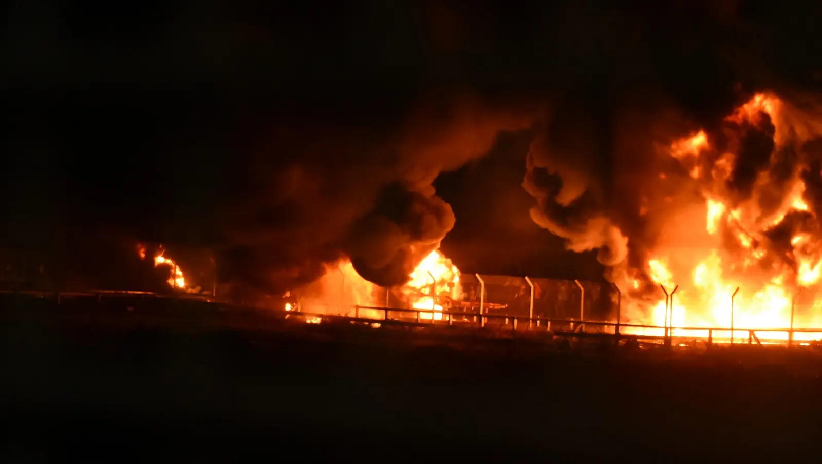 שריפה שפרצה בצדו הפלסטיני של מעבר כרם שלום, בעקבות הצתת מפגינים, 11 במאי 2018
