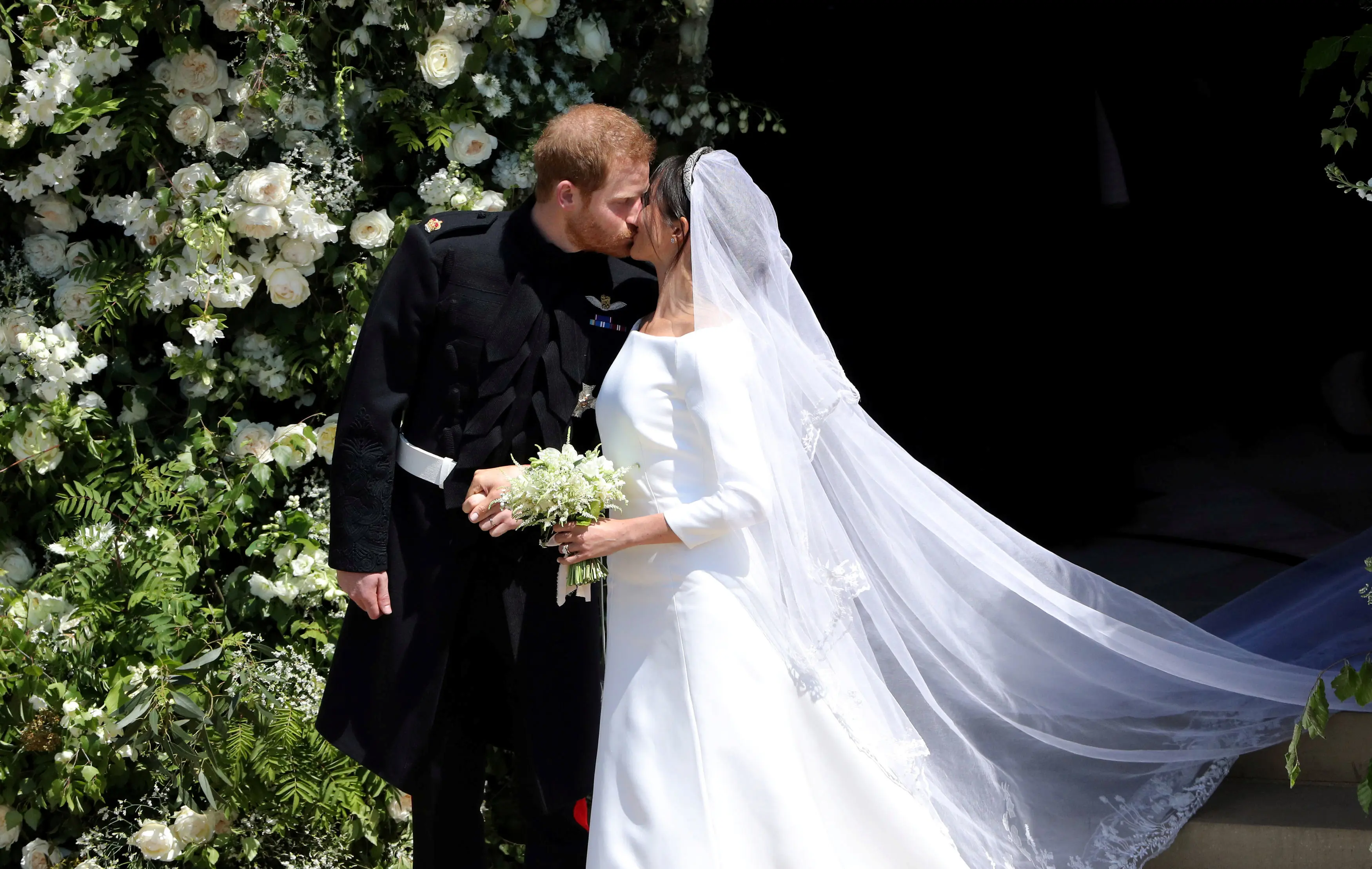 מייגן מרקל והנסיך הארי בנשיקה לאחר חתונתם , 19 במאי 2018