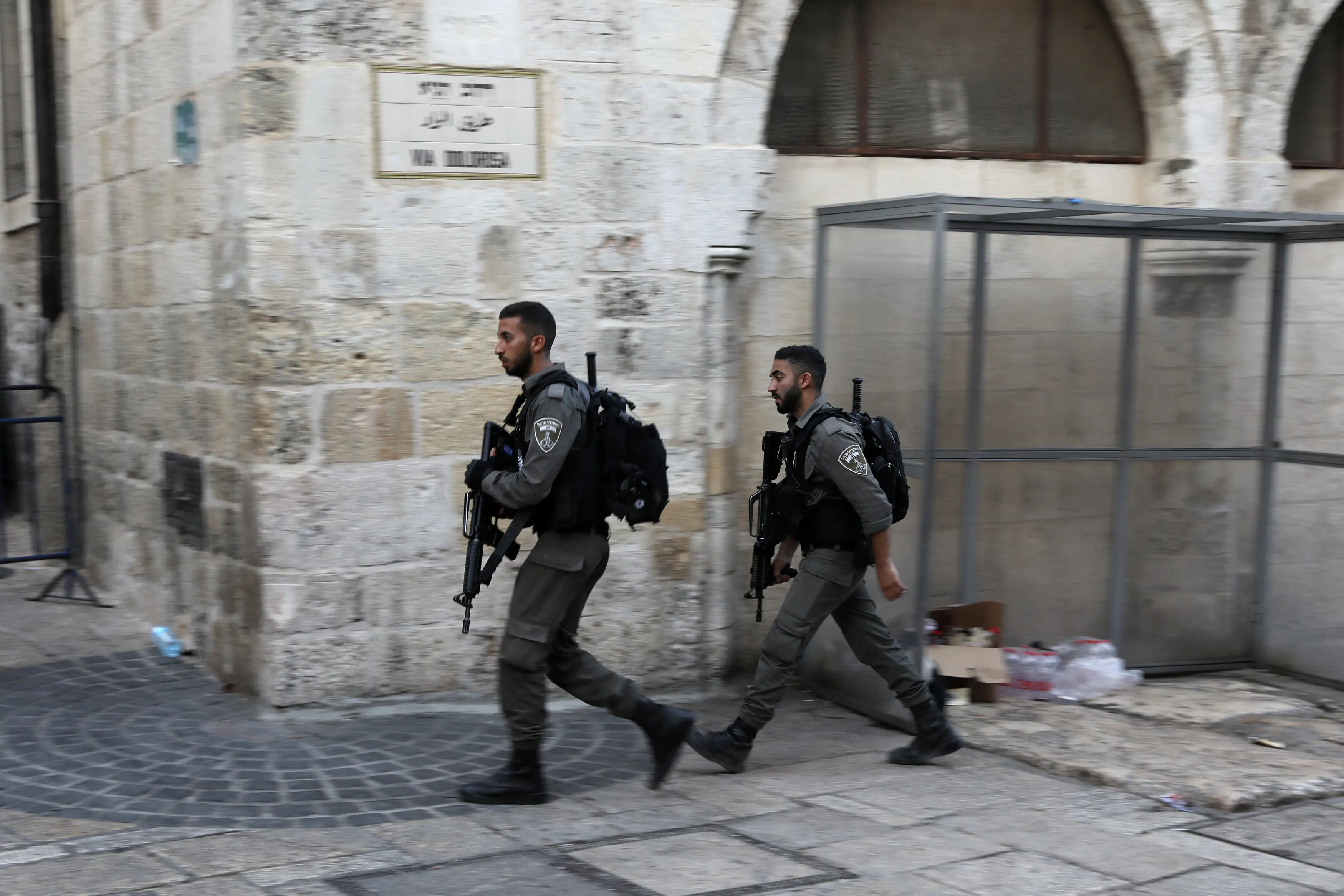 שוטרי מג"ב סורקים בעיר העתיקה בירושלים לאחר ניסיון פיגוע דקירה ברחוב שער הגיא, 17 באוגוסט 2018