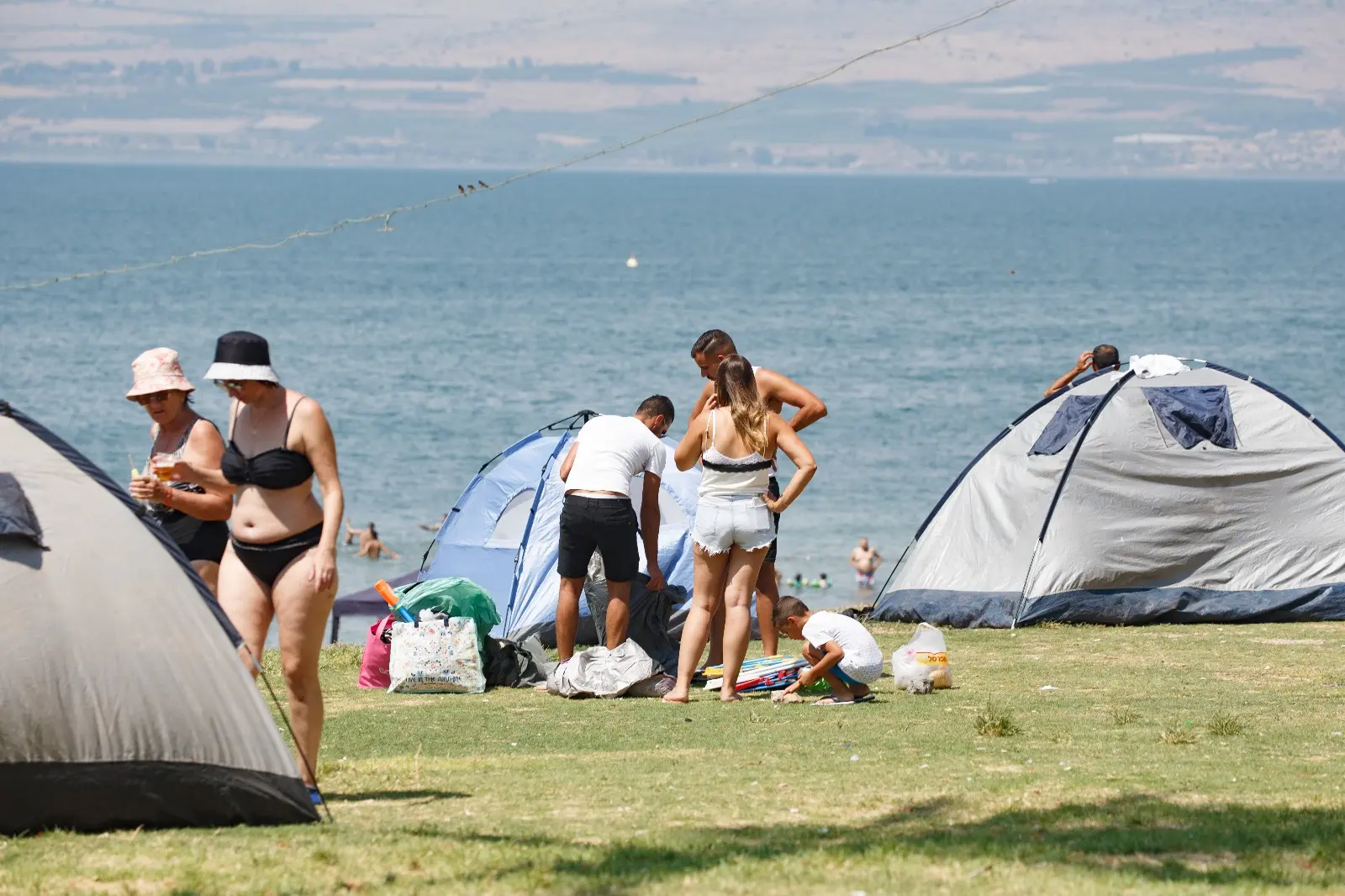 מטיילים ראש השנה רוחצים בכנרת