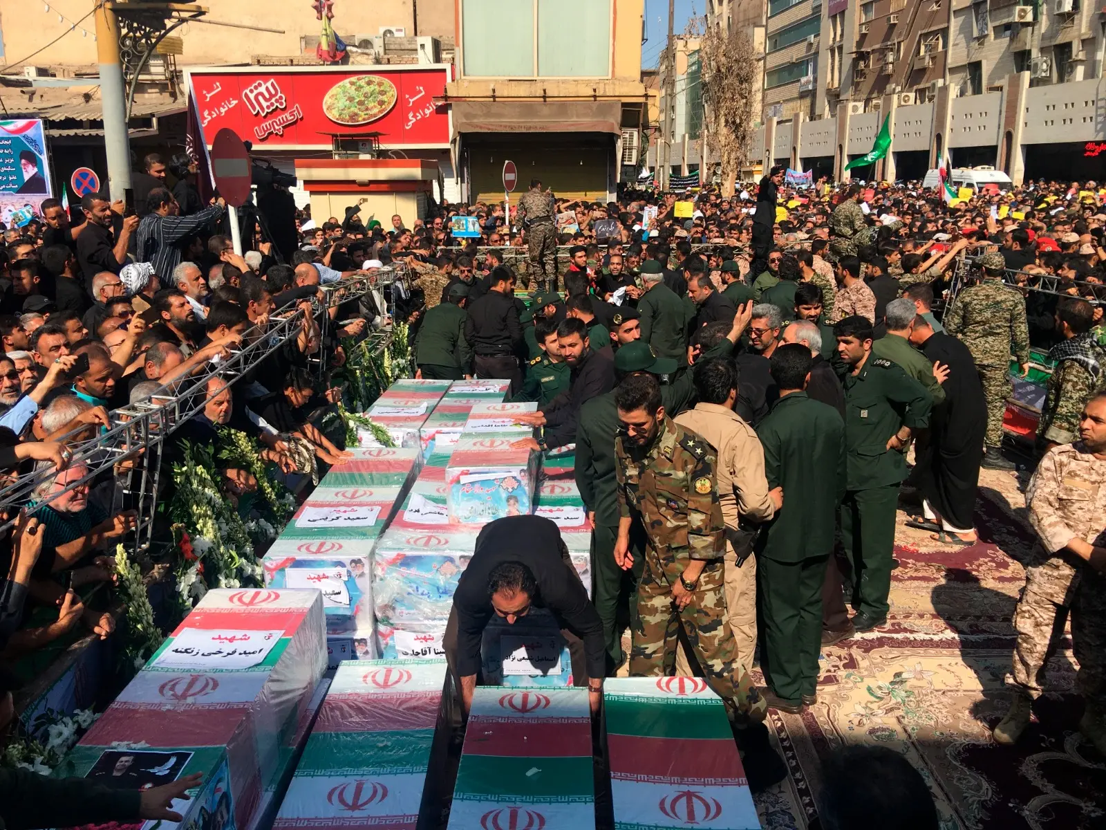 ארונות קבורה של הרוגי הפיגוע מוצגים בעיר אווהאז, איראן, 24 בספטמבר 2018