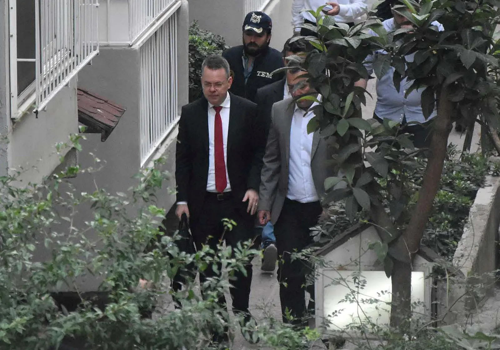 הכומר האמריקני אנדרו ברונסון בדרך לביתו באיזמיר, טורקיה, אחרי שחרורור ממעצר, 12 באוקטובר 2018