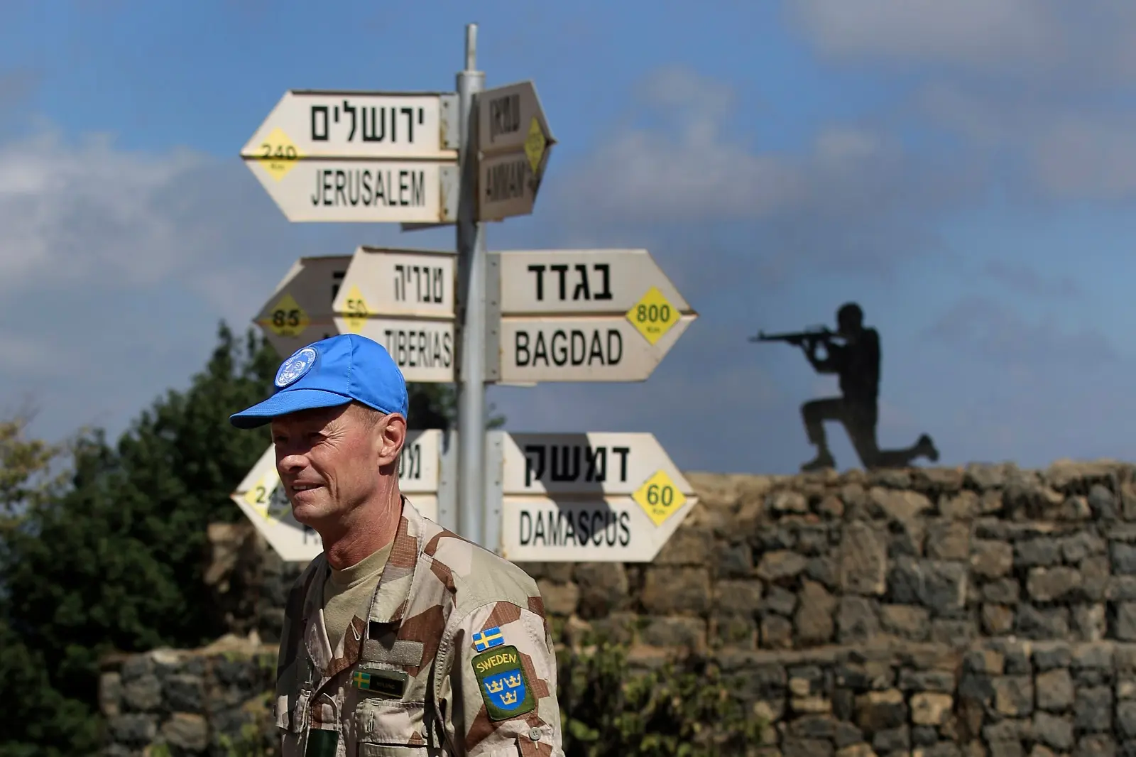 משקיף של האו"ם בנקודת תצפית בהר בנטל, רמת הגולן, בסמוך למעבר הגבול קוניטרה עם סוריה, 2014