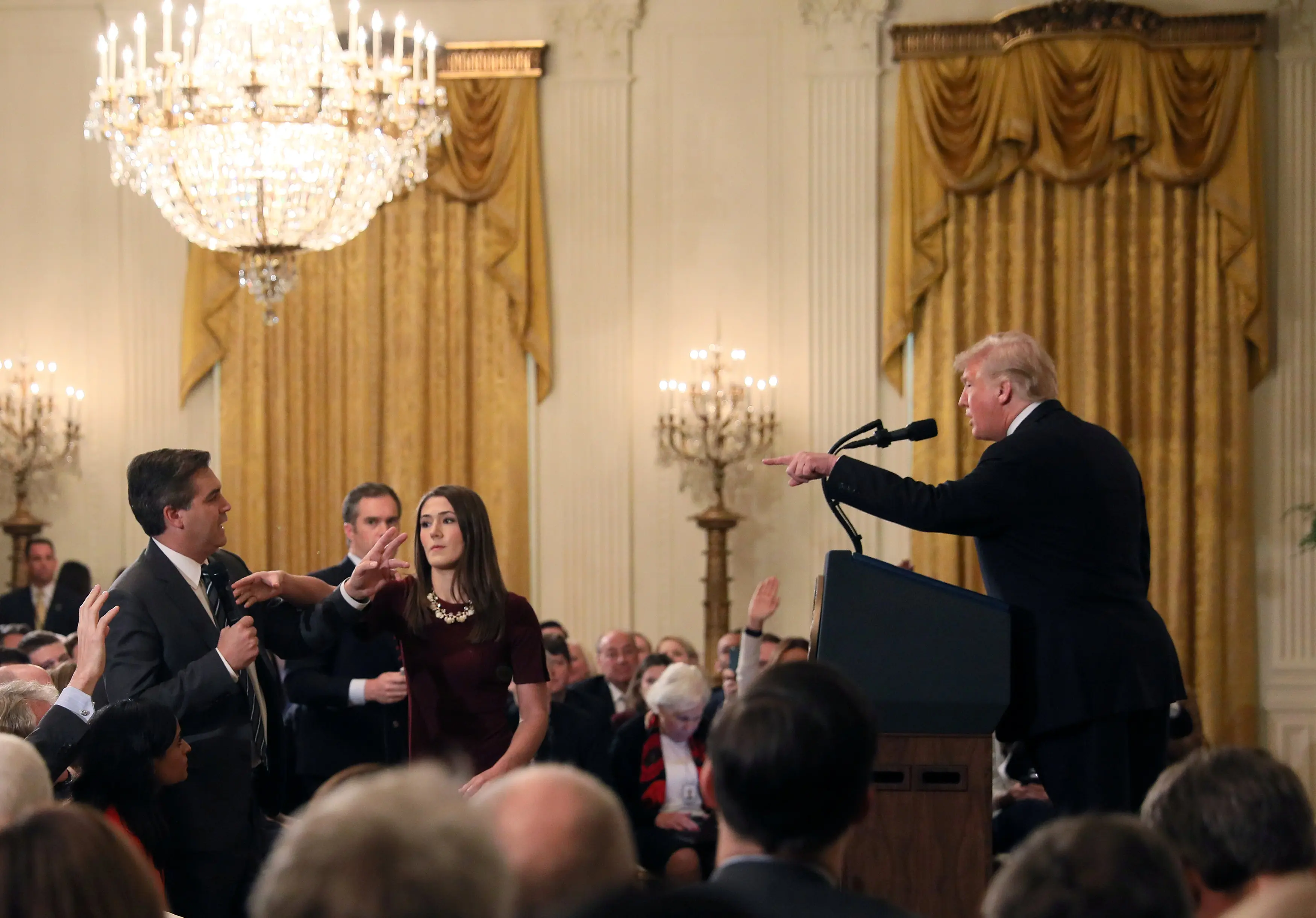 עימות בין כתב CNN ג'ים אקוסטה לנשיא ארה"ב דונלד טראמפ במסיבת עיתונאים בבית הלבן 7 בנובמבר 2018