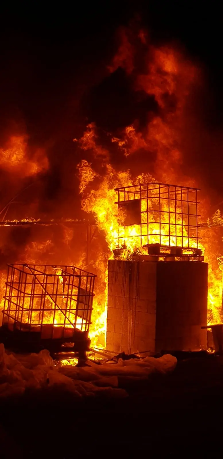 שריפה בחממות בקיבוץ בעוטף עזה כתוצאה מפצצת תאורה של צה"ל לאחר חדירת מחבל שנעצר