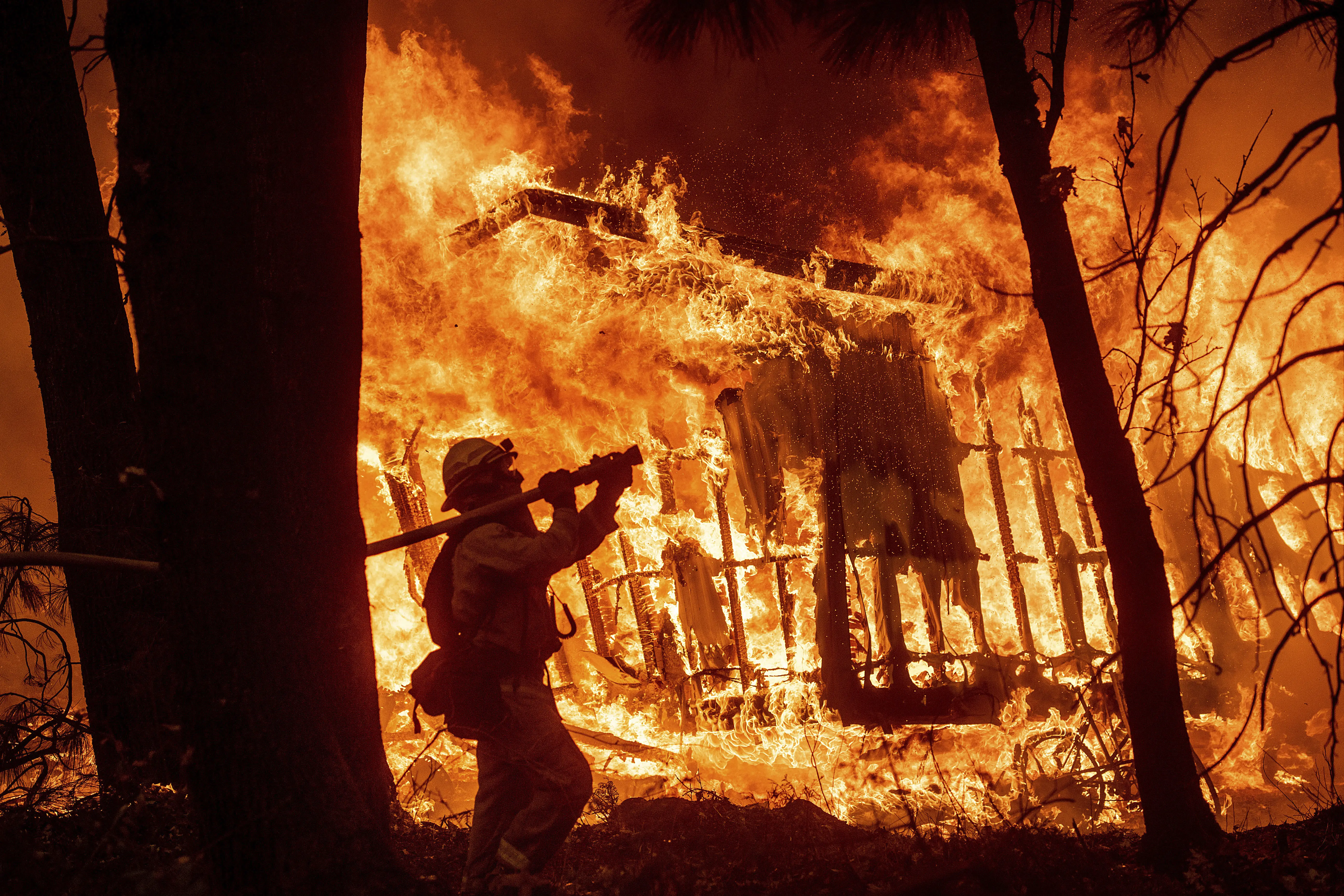 כבאי נלחם בלהבות בשריפות בצפון קליפורניה 11 בנובמבר 2018