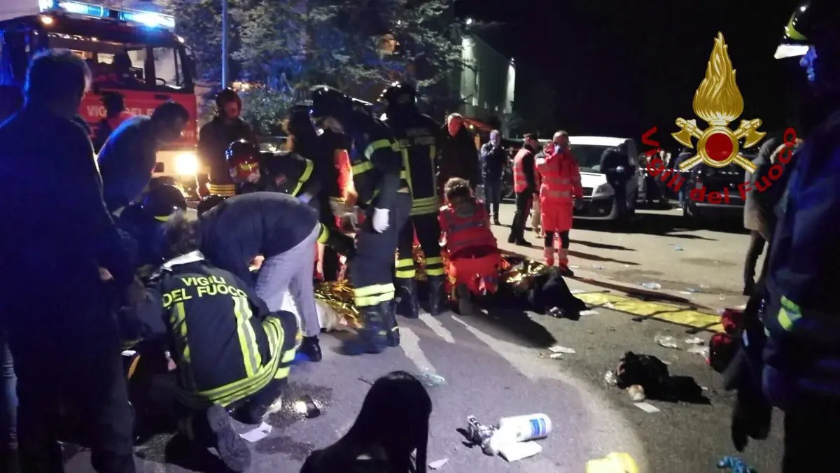 צוותי חירום מטפלים בנפגעים אחרי מנוסה המונית ממועדון, איטליה, 8 בדצמבר 2018